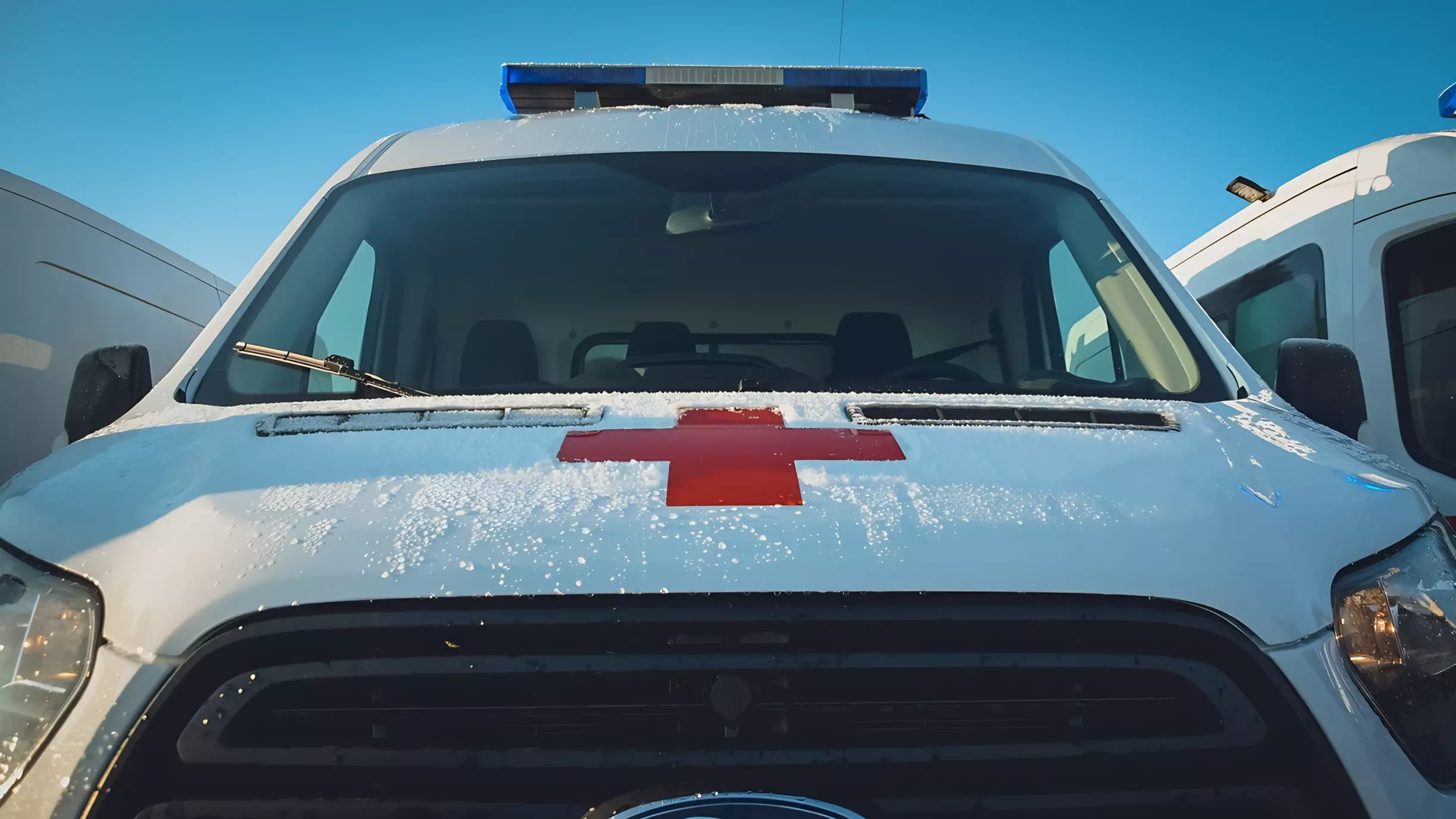Жёсткий таран: машина скорой помощи перевернулась в снегопад в Приморье — видео