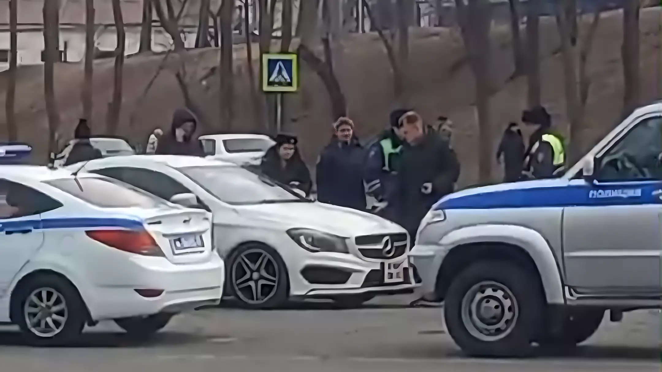 Силовики окружили автомобиль на Спортивной во Владивостоке — комментарий ГАИ, видео