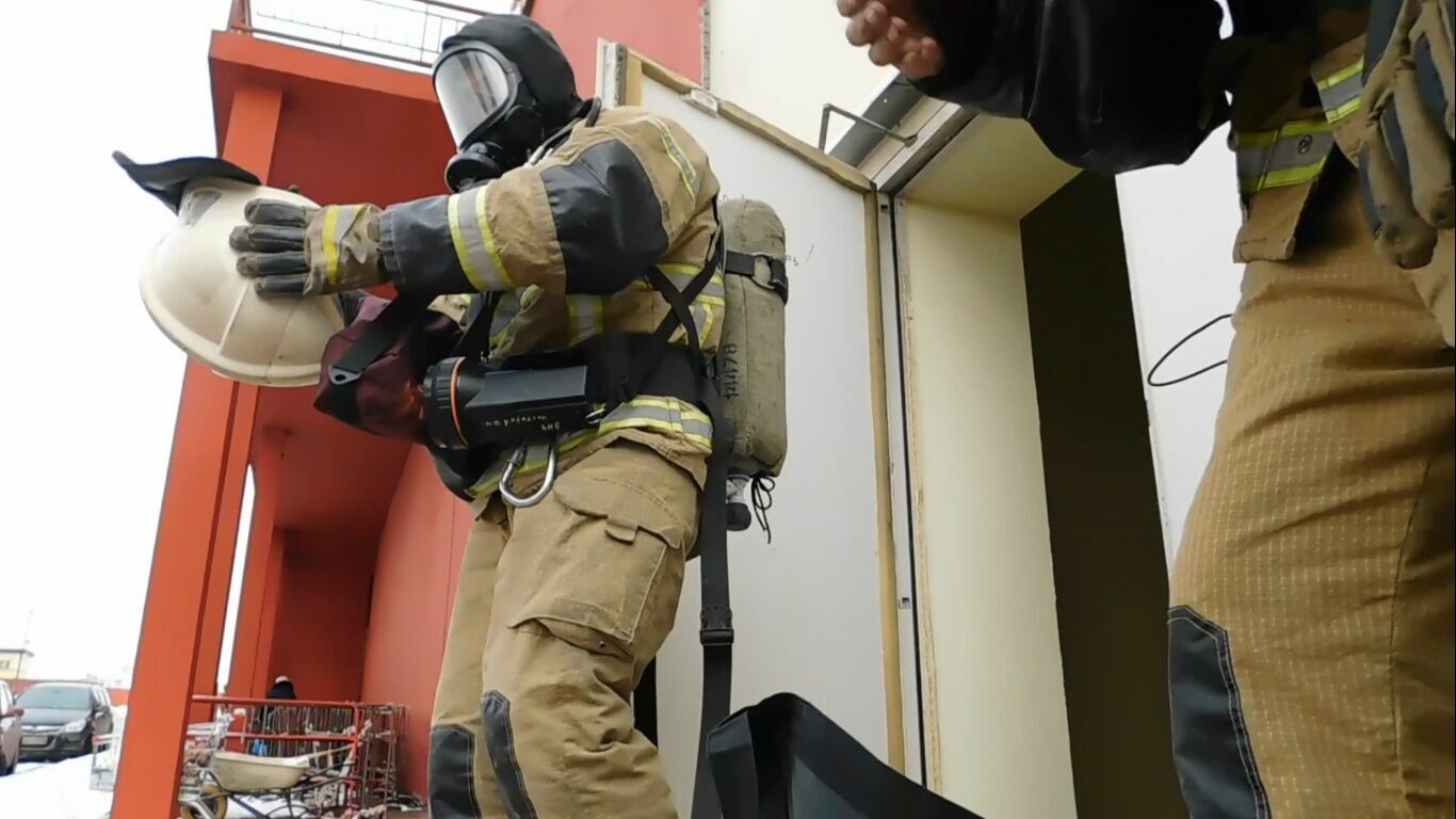 Спасать детей из пламени пожара отправились 12 пожарных в Приморье