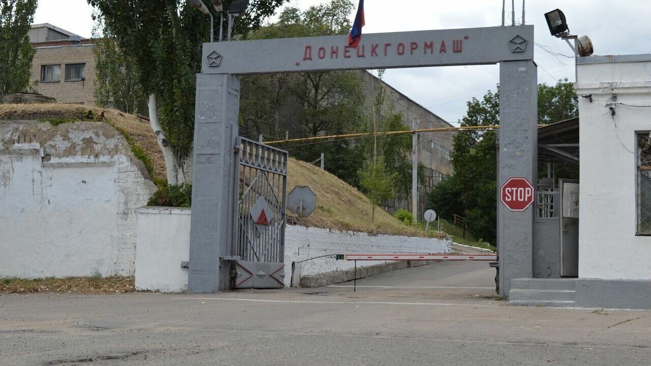 Завод «Донецкгормаш» расположен в Ленинском районе Донецка, в той его части, которую жители города до сих пор называют «Боссе», по фамилии основателя этого предприятия