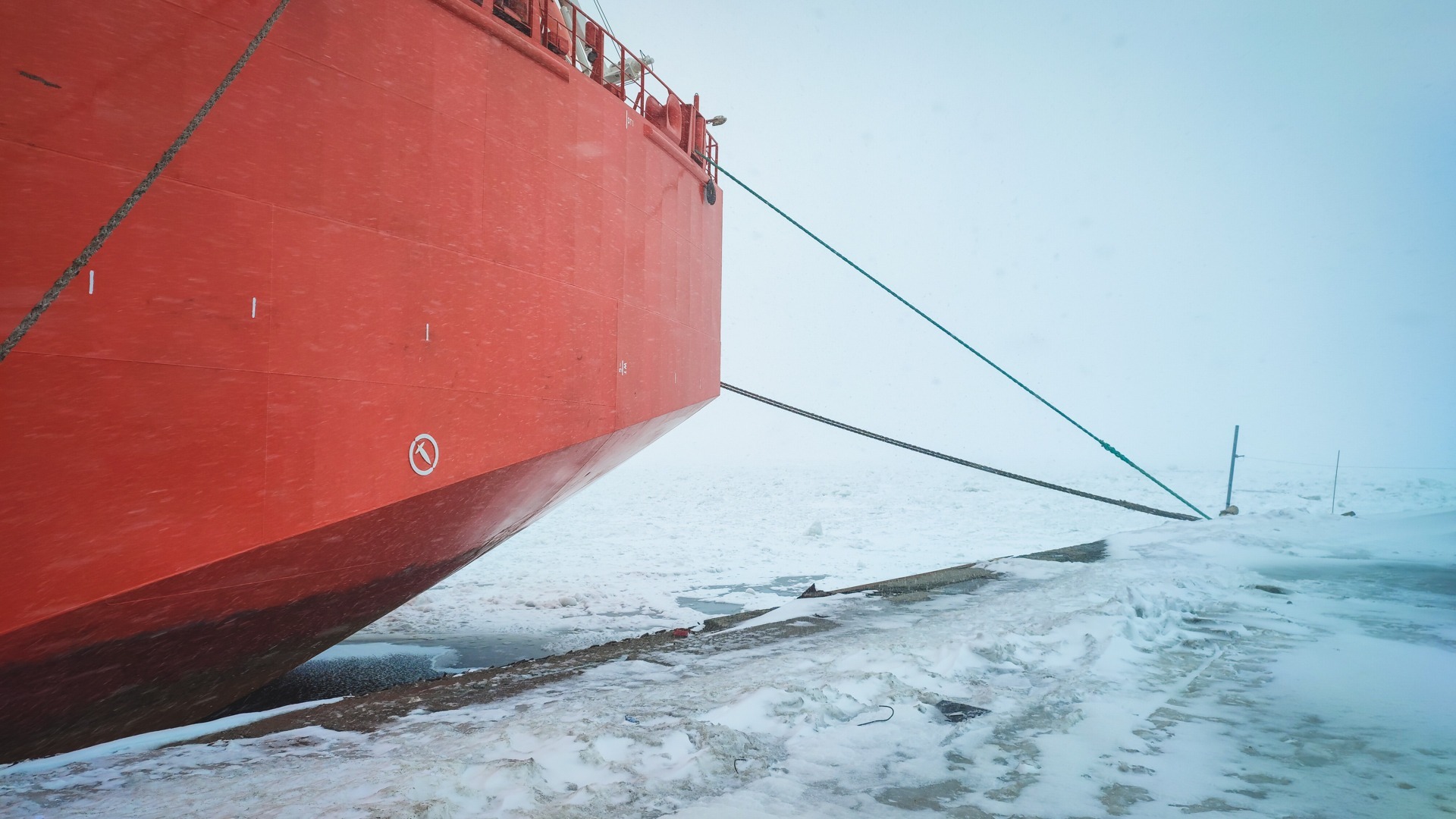 Во льдах: Российский танкер «Остров Сахалин» застрял в Охотском море