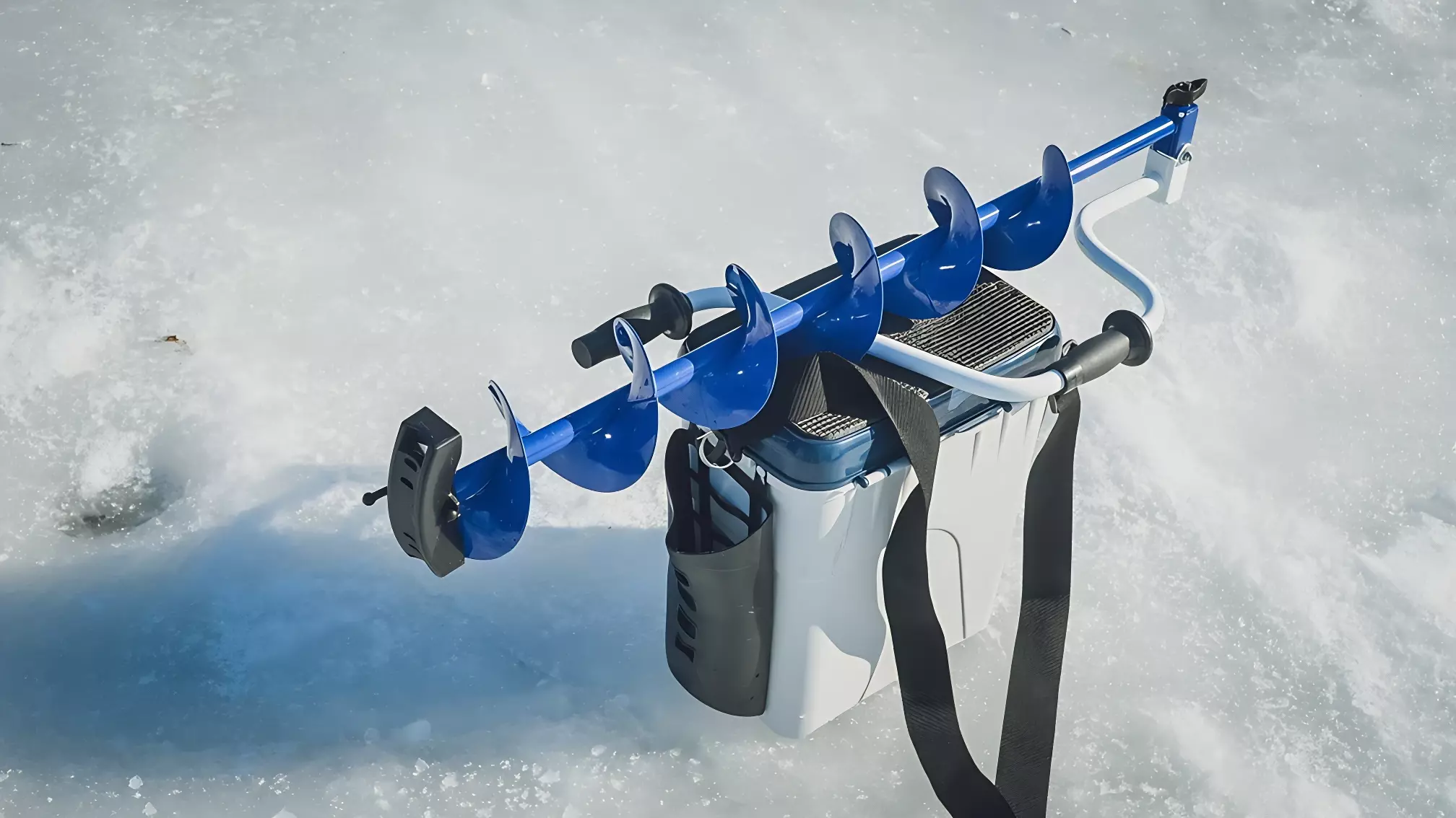 Десятки приморцев вышли на лед, чтобы посоревноваться в рыбацком мастерстве