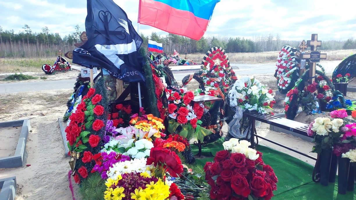 Кто изрезал флаги РФ на кладбище бойцов СВО во Владивостоке? — ориентировка