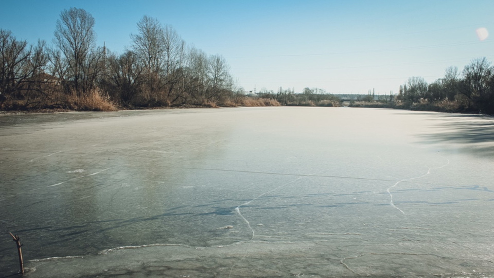 Играющих на льду озера школьников заметили во Владивостоке