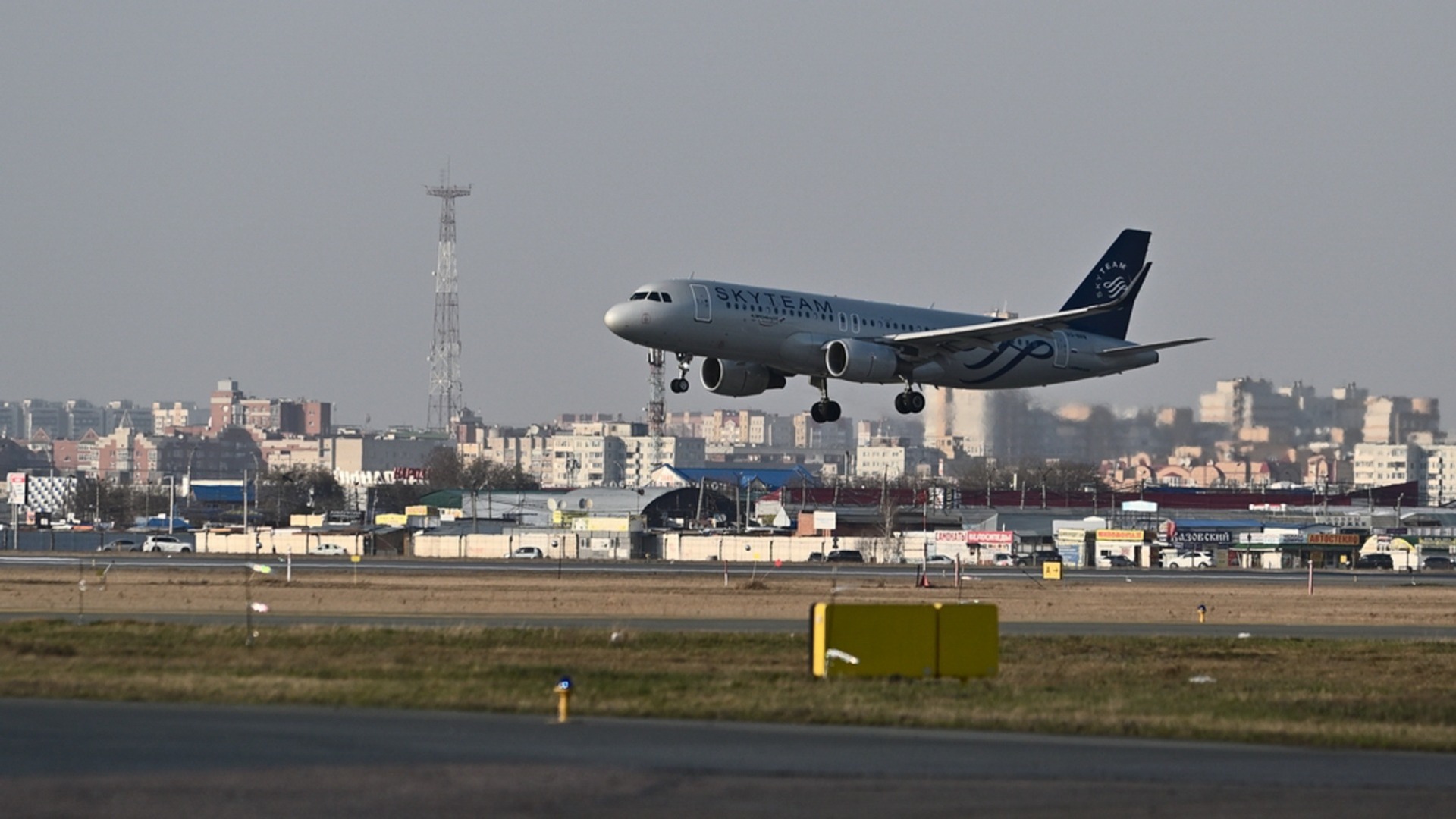 Турне по стране: пассажира, летевшего из Владивостока в Москву, спасли в Красноярске