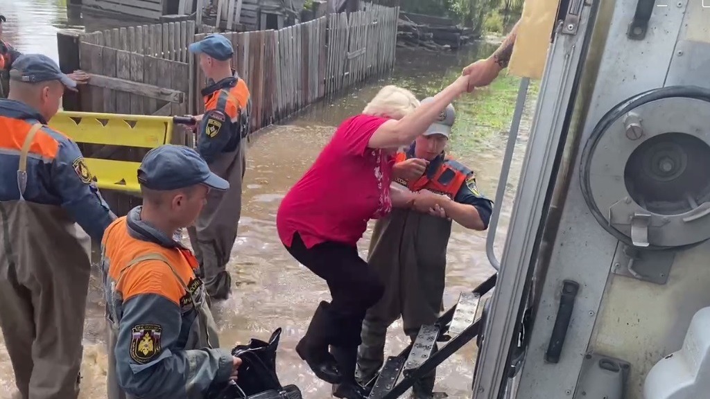 Мужчину с инвалидностью и женщину эвакуировали из затопленных домов в Приморье