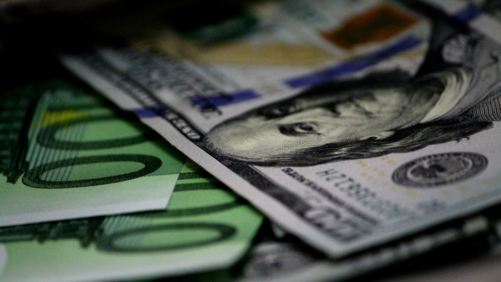 Доллару и евро отказать: $ и € не вошли в список продаваемых без ограничений в России