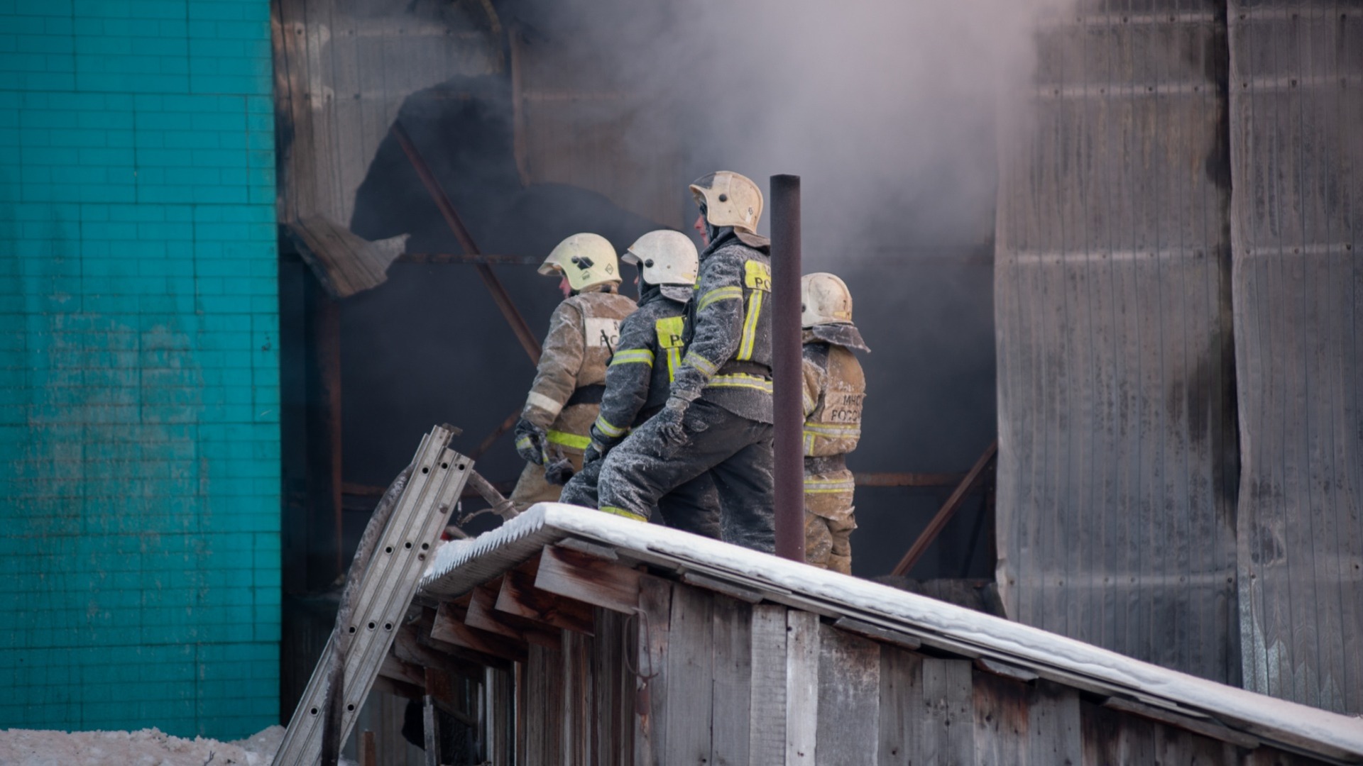 Огромное пламя охватило склад в Приморском крае