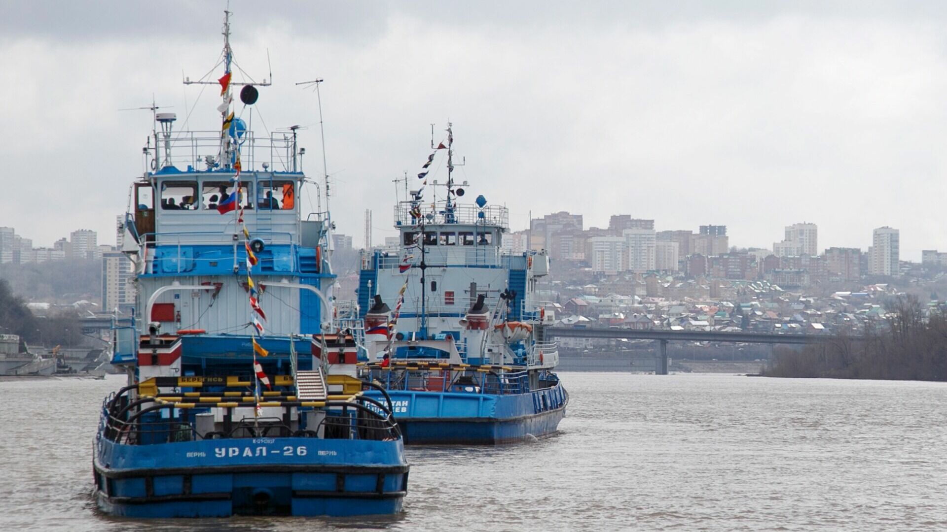 Три человека находились на борту опрокинувшегося судна во Владивостоке