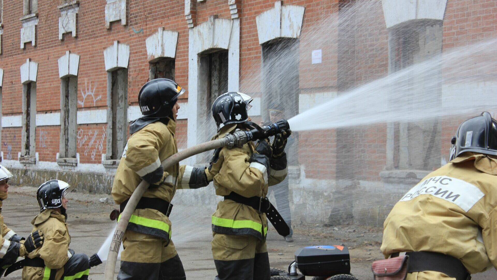 Из горящего дома эвакуированы 16 человек во Владивостоке