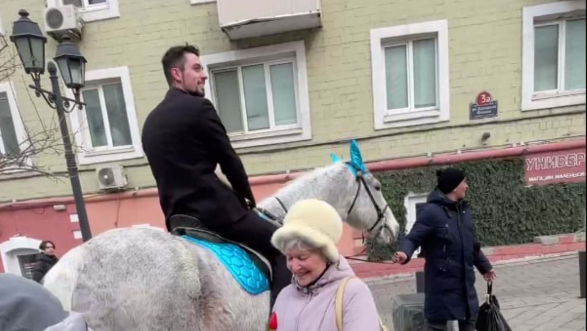 Мужчина на лошади радует женщин во Владивостоке