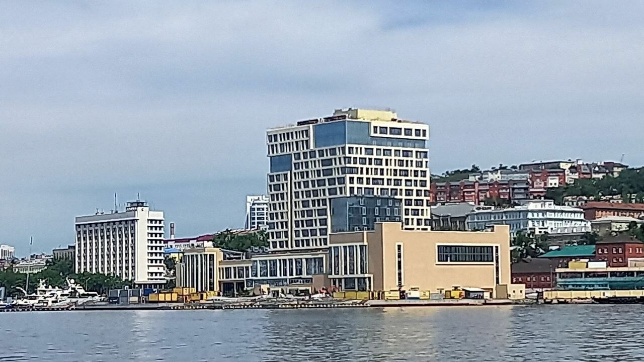 Вид на VLADIVOSTOK Grand Hotel & SPA с моря