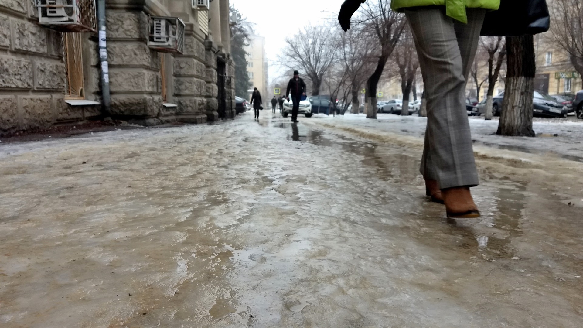 После вчерашнего циклона лед сковал улицы Уссурийска