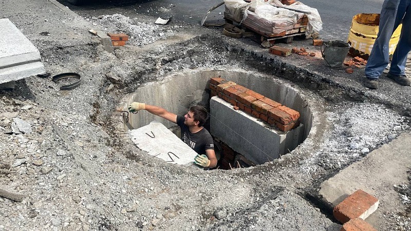 Коммунальщики восстанавливают затопленные ливнями сети Владивостока