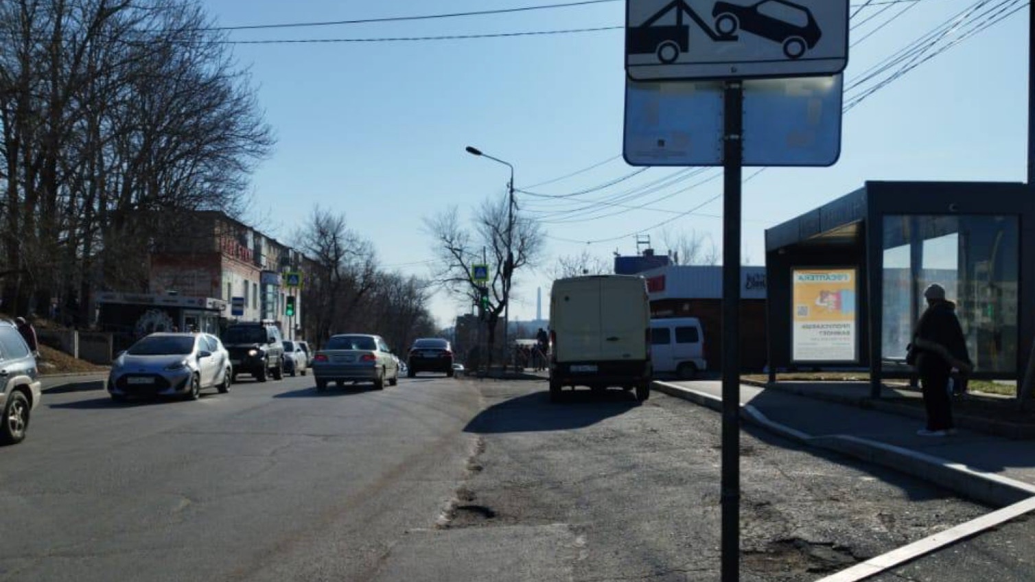 С автобусных остановок Владивостока эвакуируют автомобили