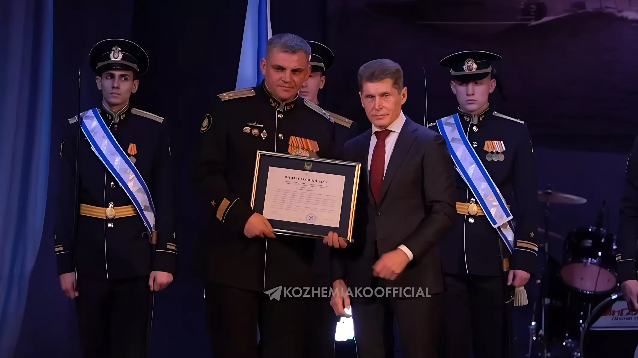 Губернатор Приморского края наградил моряков-подводников