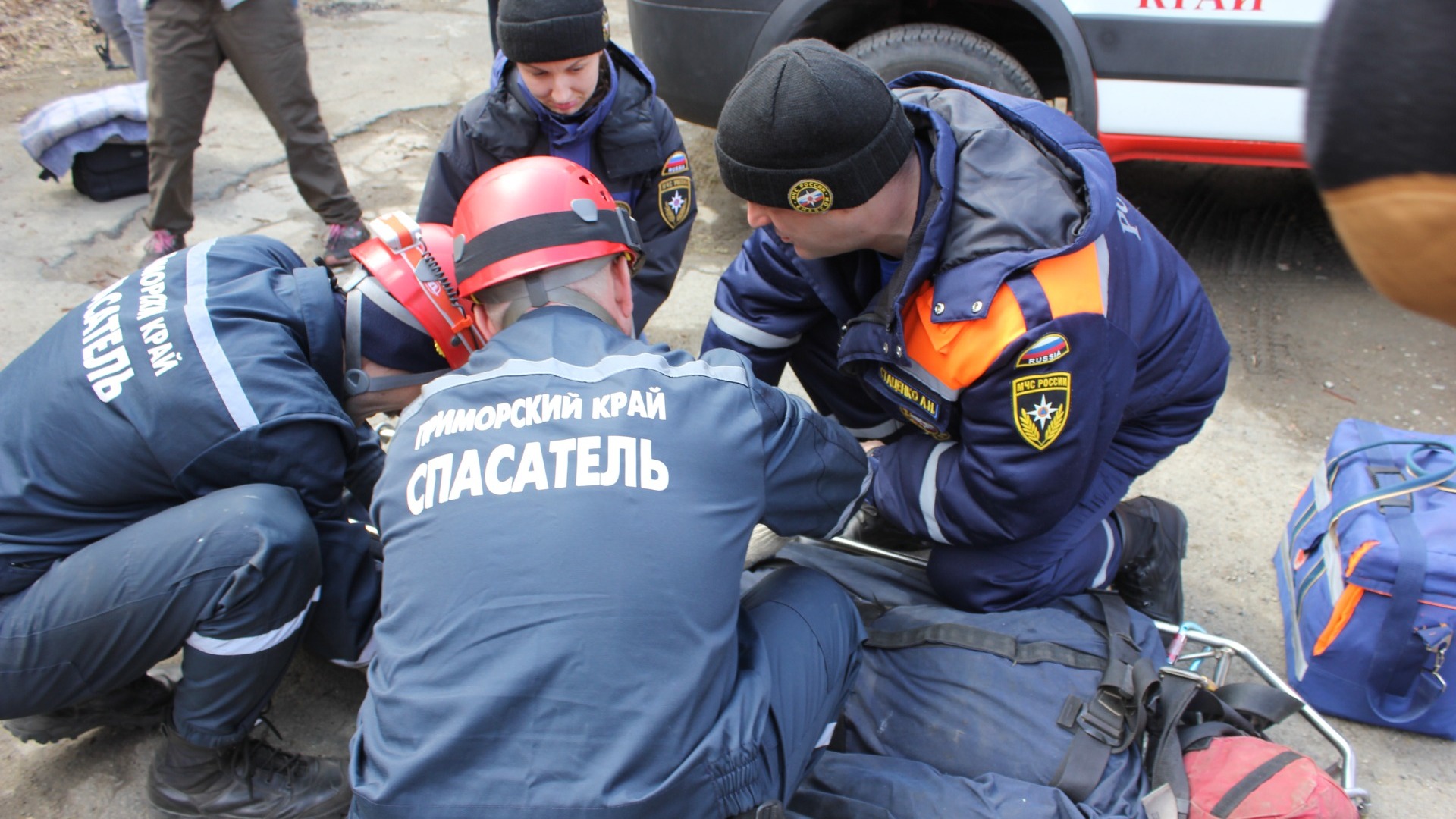 Сотрудники МЧС помогают пострадавшим от наводнения жителям Спасска-Дальнего