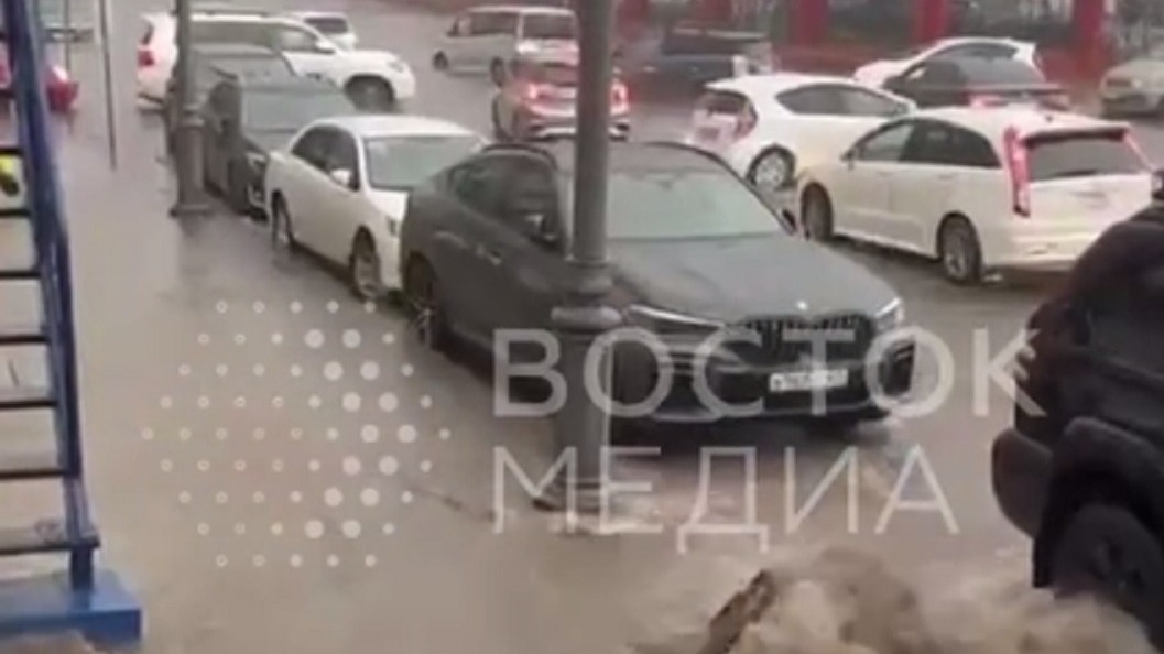 «Потеряли улицу»: гейзер бьёт из-под земли в центре Владивостока — эксклюзивное видео