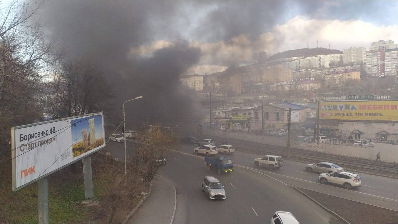Безумно много дыма: пожар на Луговой во Владивостоке в эти минуты