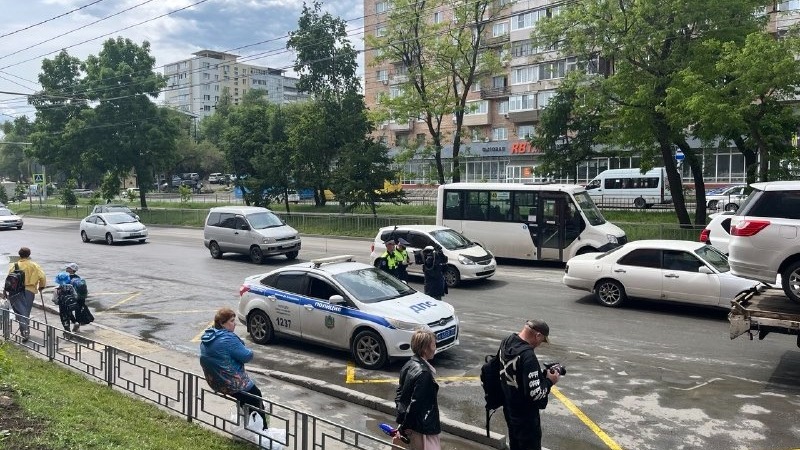 Контроль за парковкой машин на остановках усилят во Владивостоке