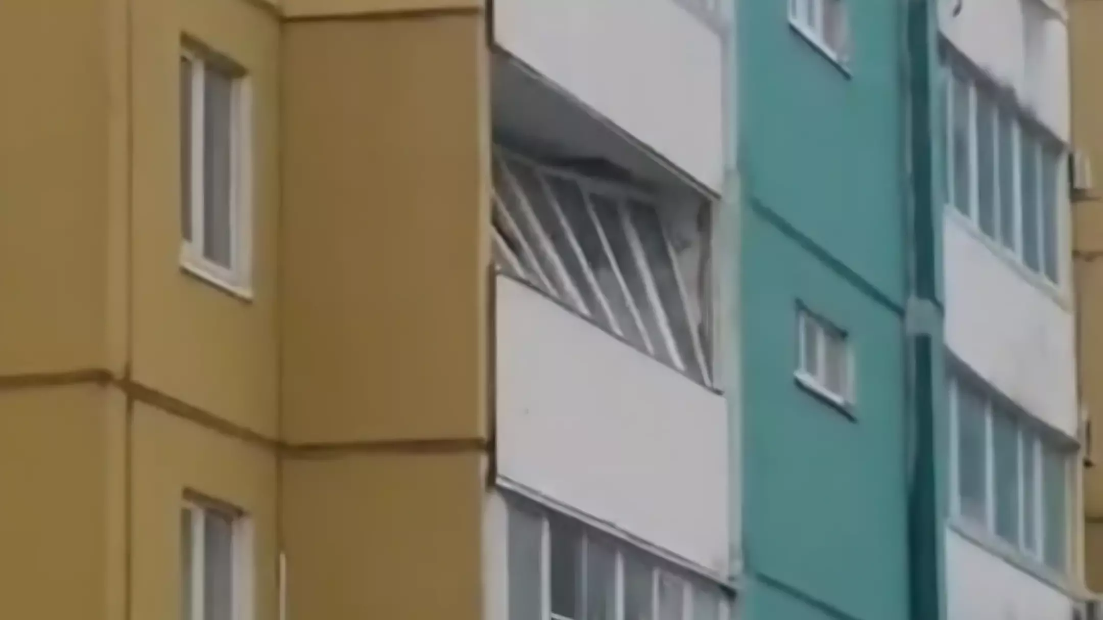 Ураганный ветер во Владивостоке вдавил оконную раму в дом