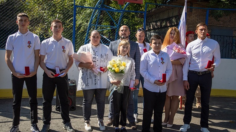 Учителей и школьников наградили за спасение девочки от педофила во Владивостоке