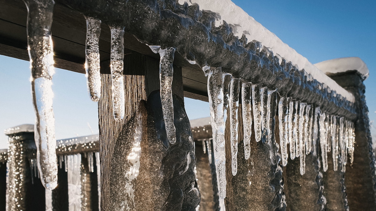 «Не битый, не крашеный»: в Приморье джип ушел под лёд