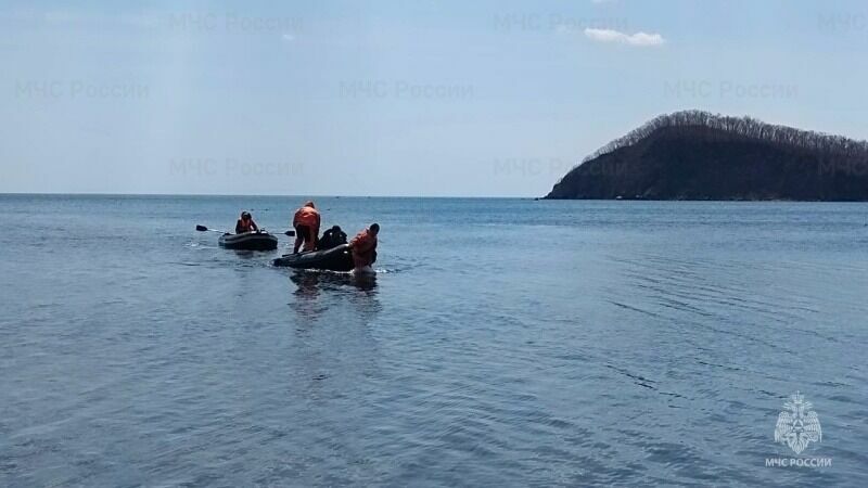 Спасатели МЧС спасли рыбаков, которых на надувной лодке уносило в Уссурийский залив