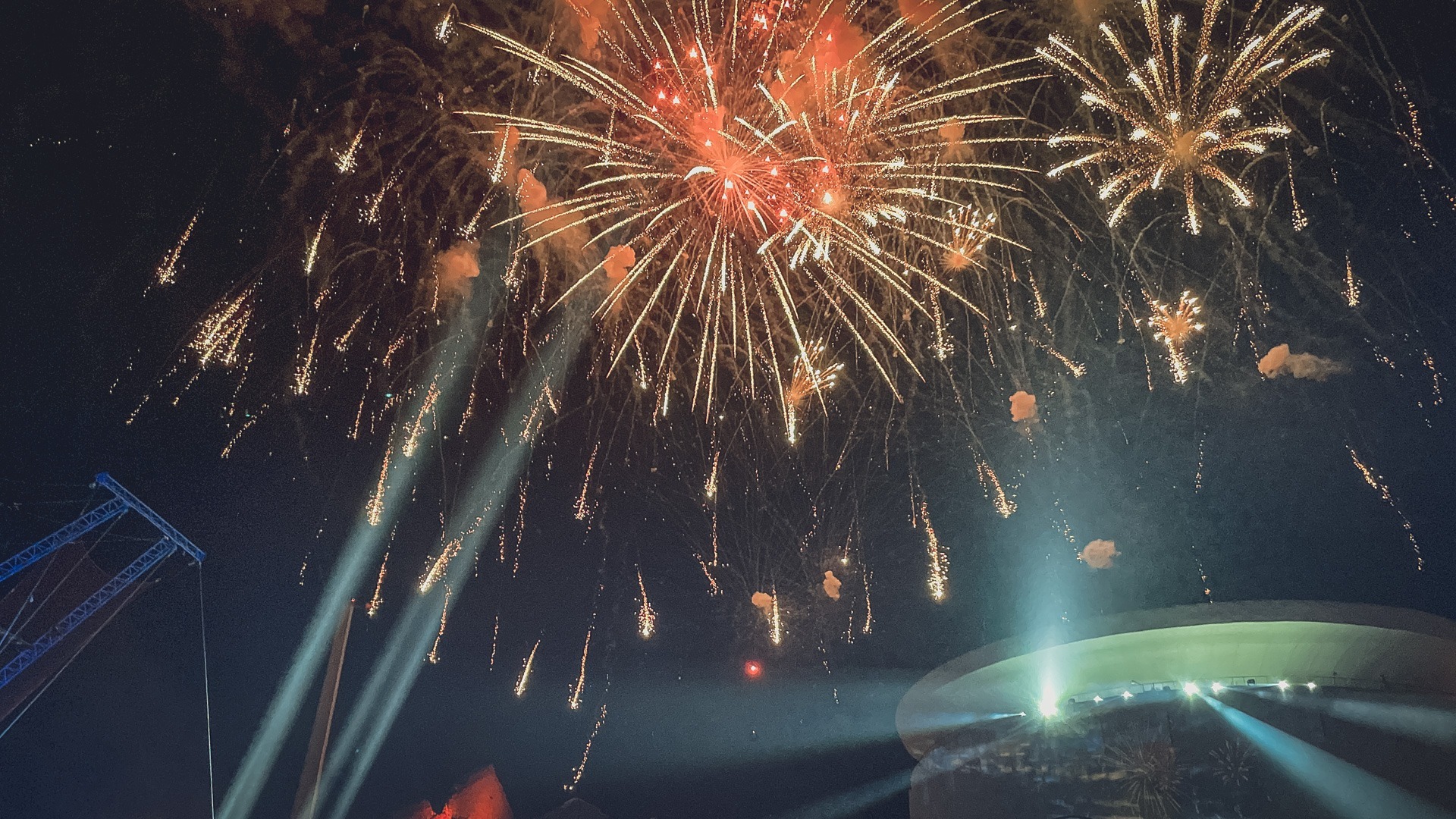 «Огненный» новый год: жителям Владивостока в окно прилетела петарда