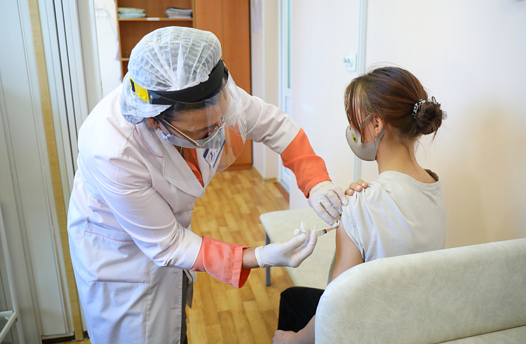 Почти 100 подростков в Приморье привили  от коронавируса