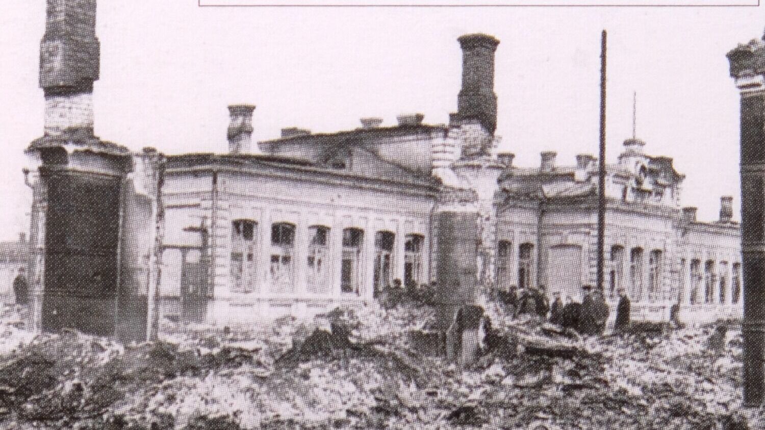 «После отступления фашисты оставили от инфраструктуры железной дороги одни руины. Автор фото: В. Рудь – (экспонат железнодорожного музея)»