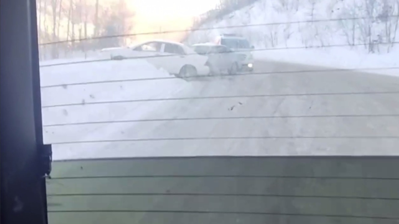 Машины разбиваются на льду на Дальнегорском перевале