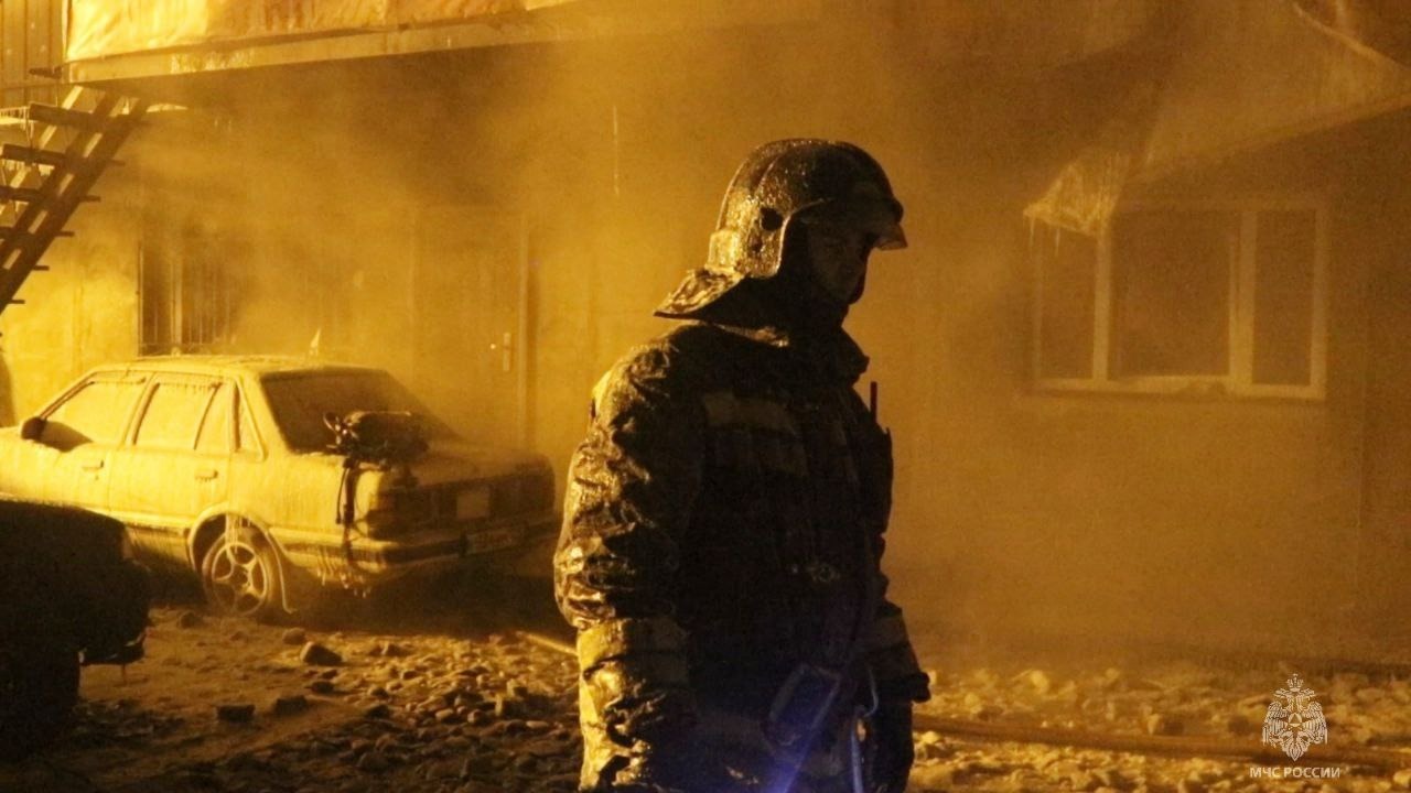 Загоревшаяся машина спалила автосервис во Владивостоке