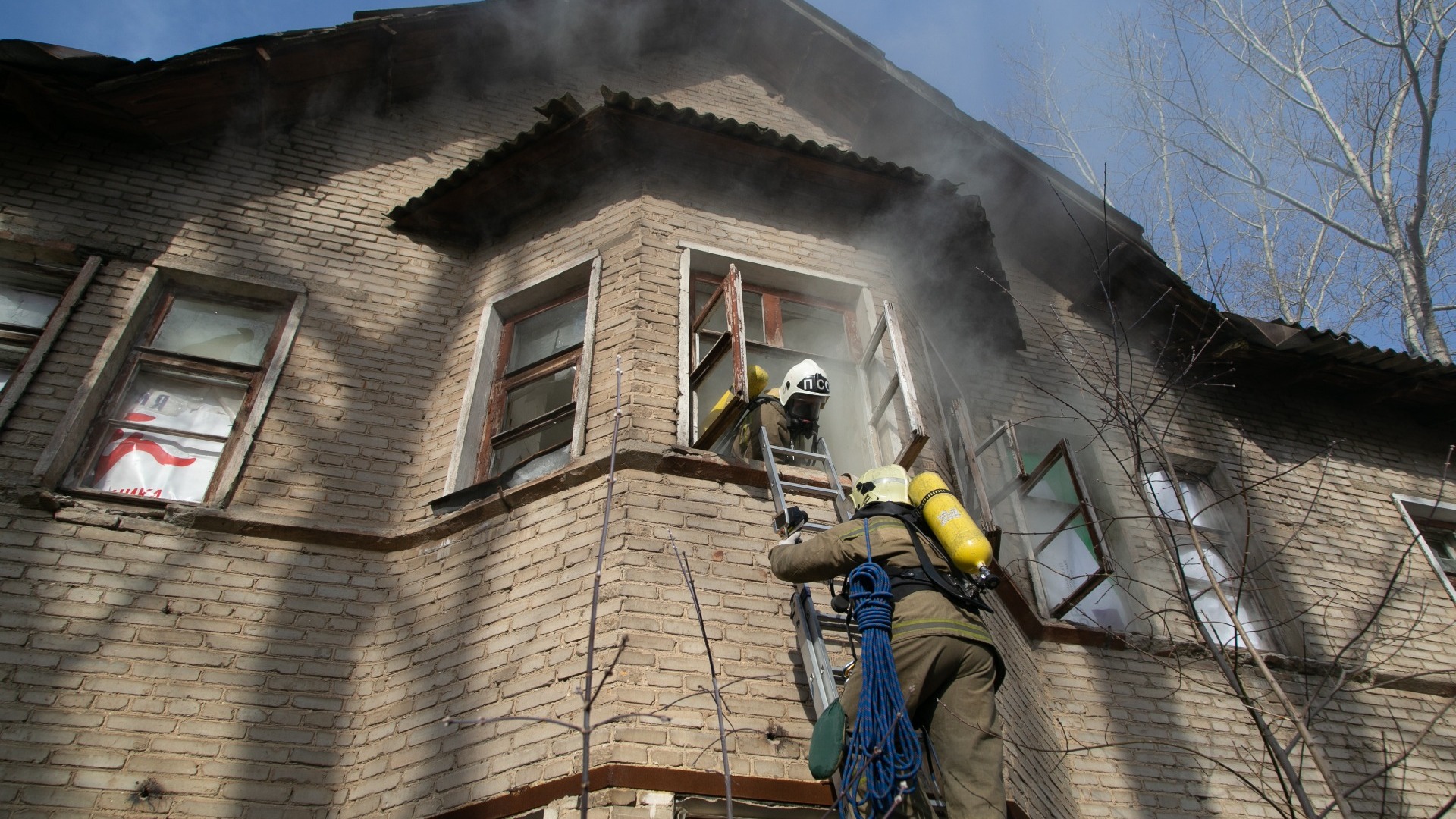 Пожарные потушили загоревшийся частный дом во Владивостоке