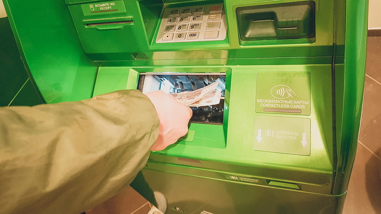 «Тысяч 200, наверное»: приморец бросил крупную сумму в банкомате