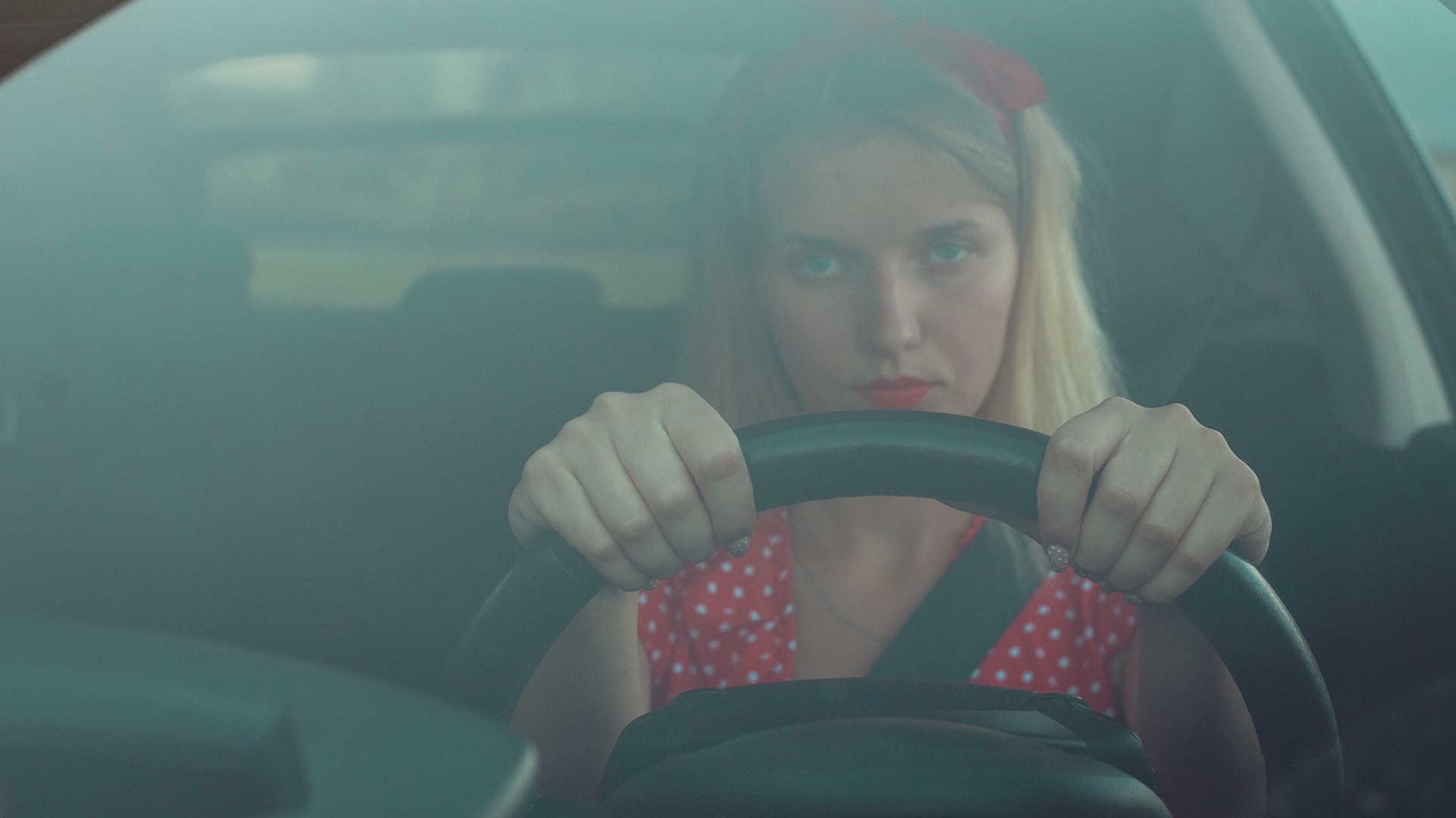 Девушка громко натирает резину за рулём во Владивостоке — видео