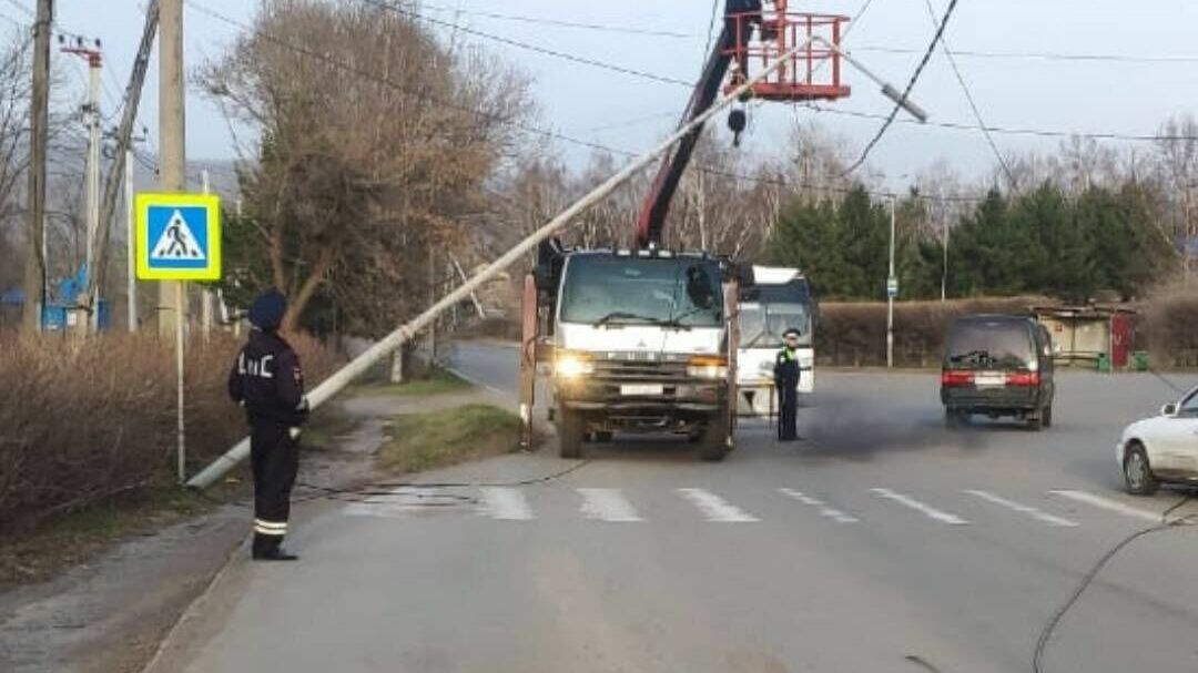 Инцидент на дороге спровоцировал опасную ситуацию для пешеходов в Приморье