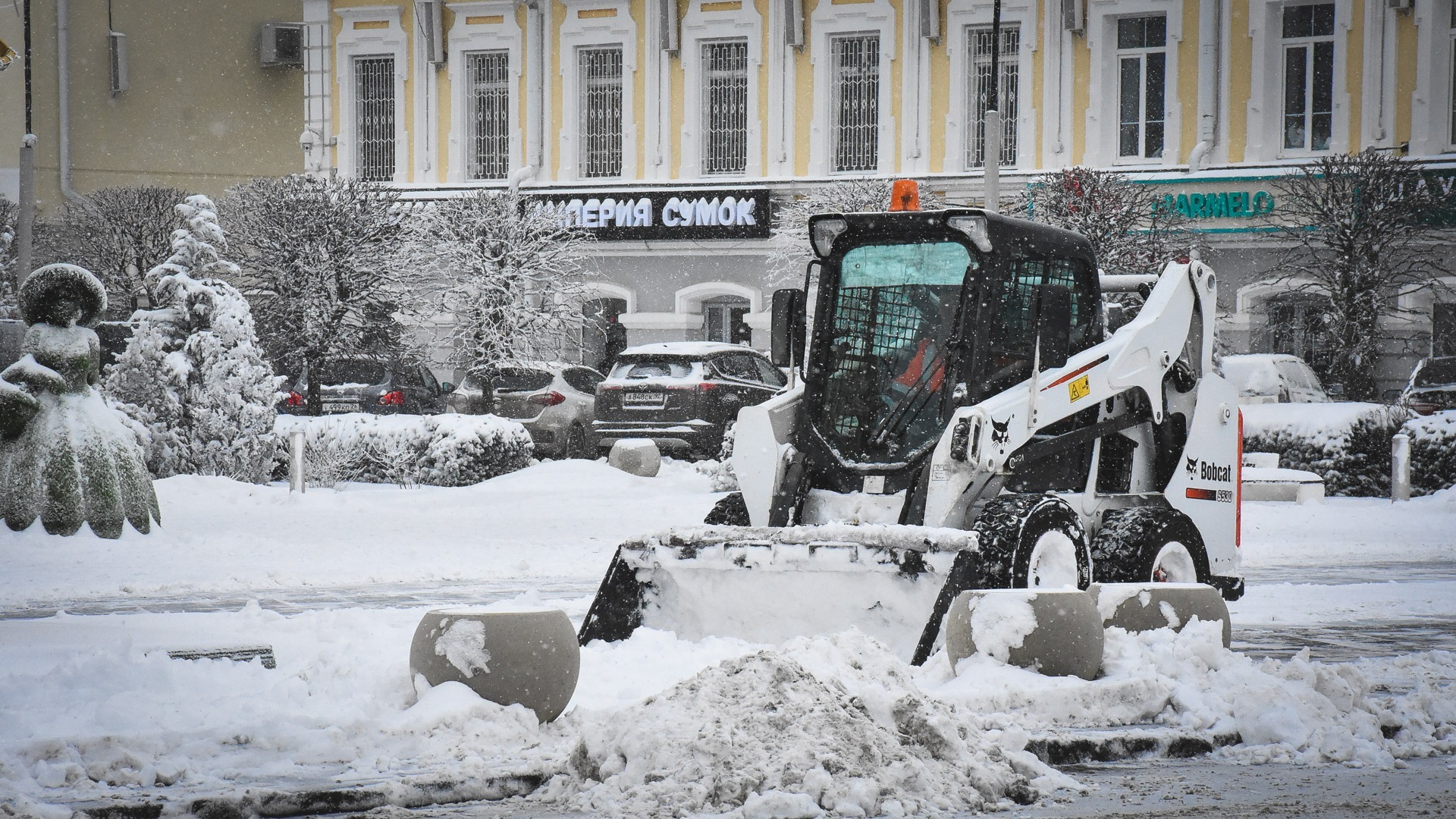 Спецтехника активно чистит дороги во Владивостоке