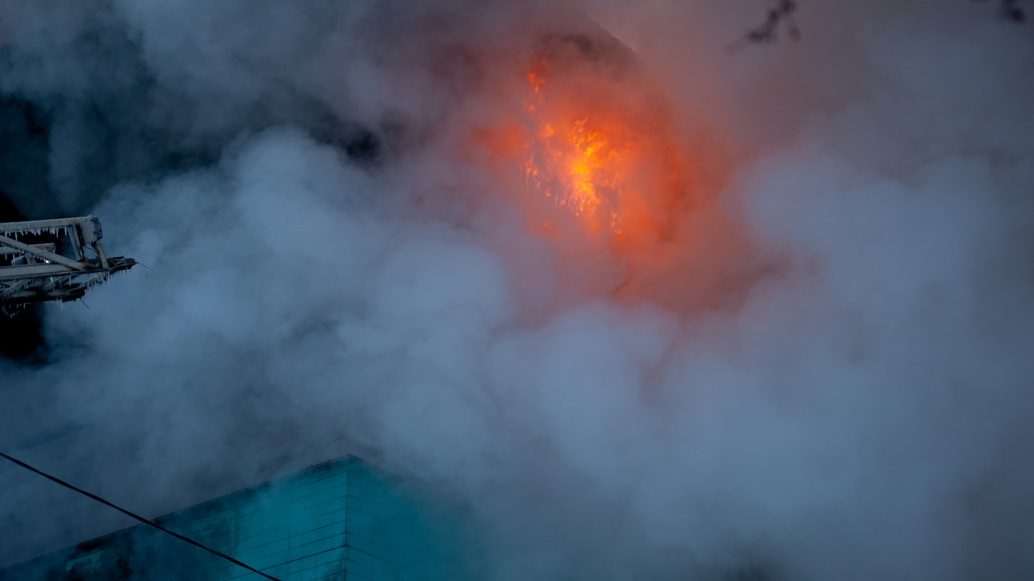 Опубликованы фото с места крупного пожара на авторазборке во Владивостоке