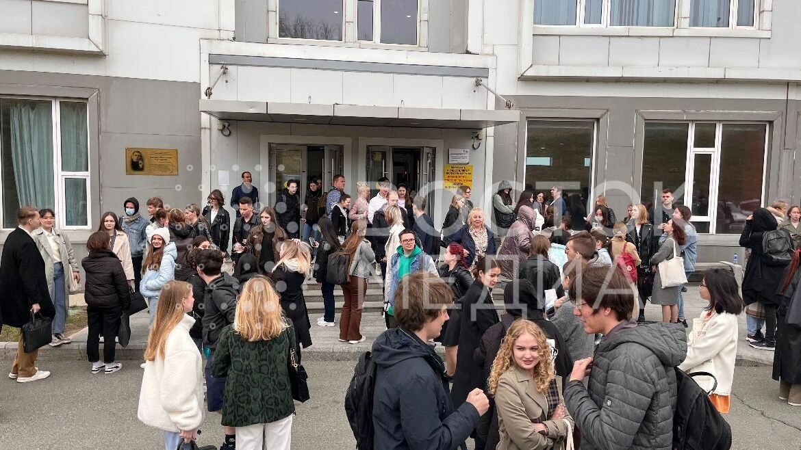 Студентов ДВФУ массово эвакуировали во время занятий — фото
