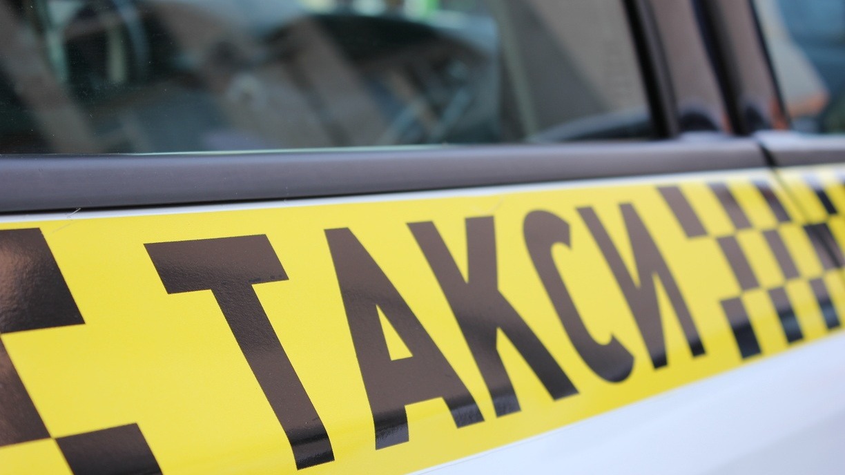Могли улететь с дороги: пассажир чуть не угробил себя и таксиста в Приморье