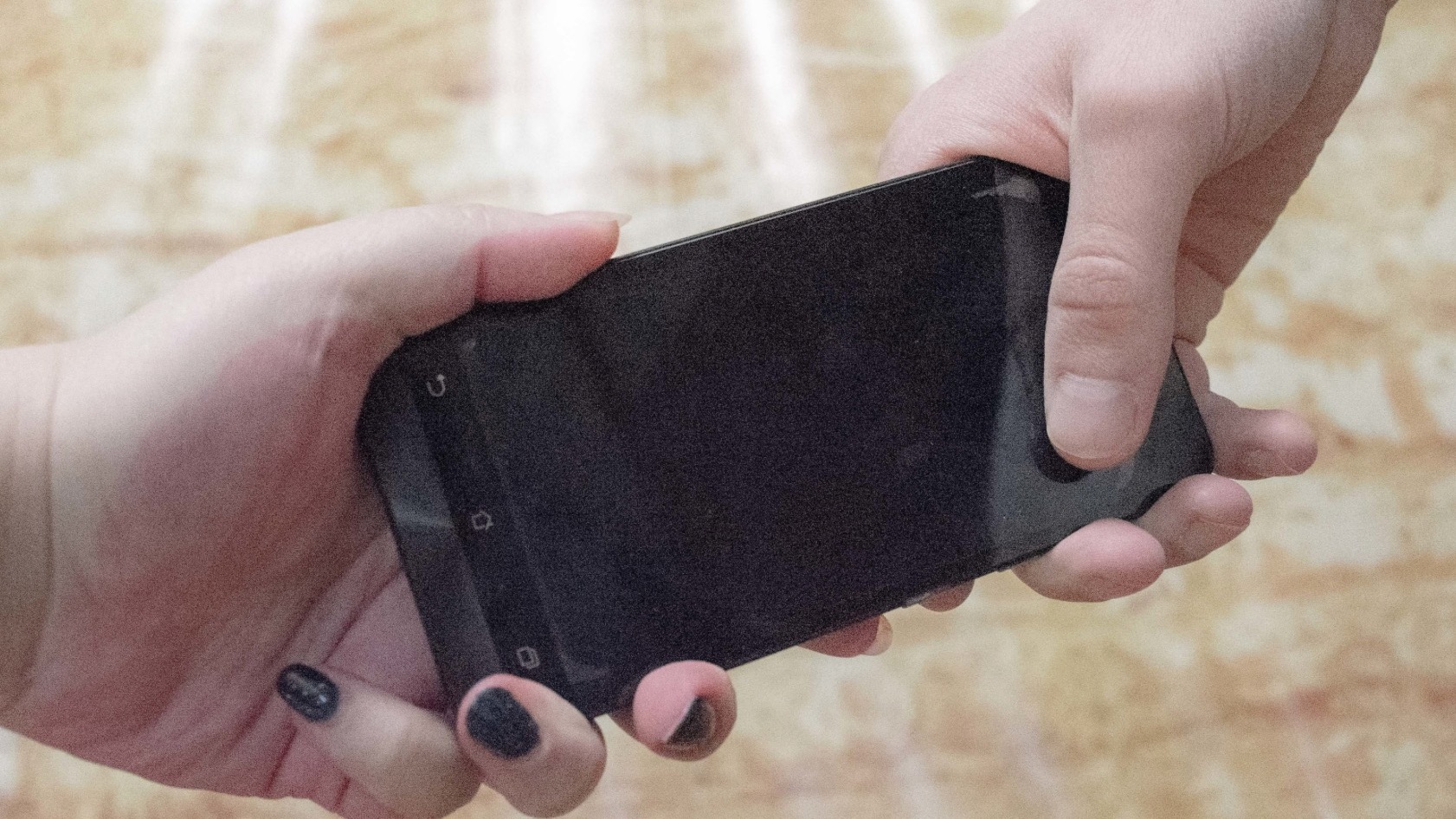 Школьникам Приморья запретят пользоваться на уроках мобильниками