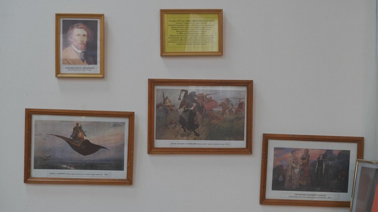 «Репродукции картин Васнецова в музее железной дороги. Эти картины, ставшие классикой руководство железной дороги, не оценило. Автор фото: В. Рудь – (экспонат железнодорожного музея)»