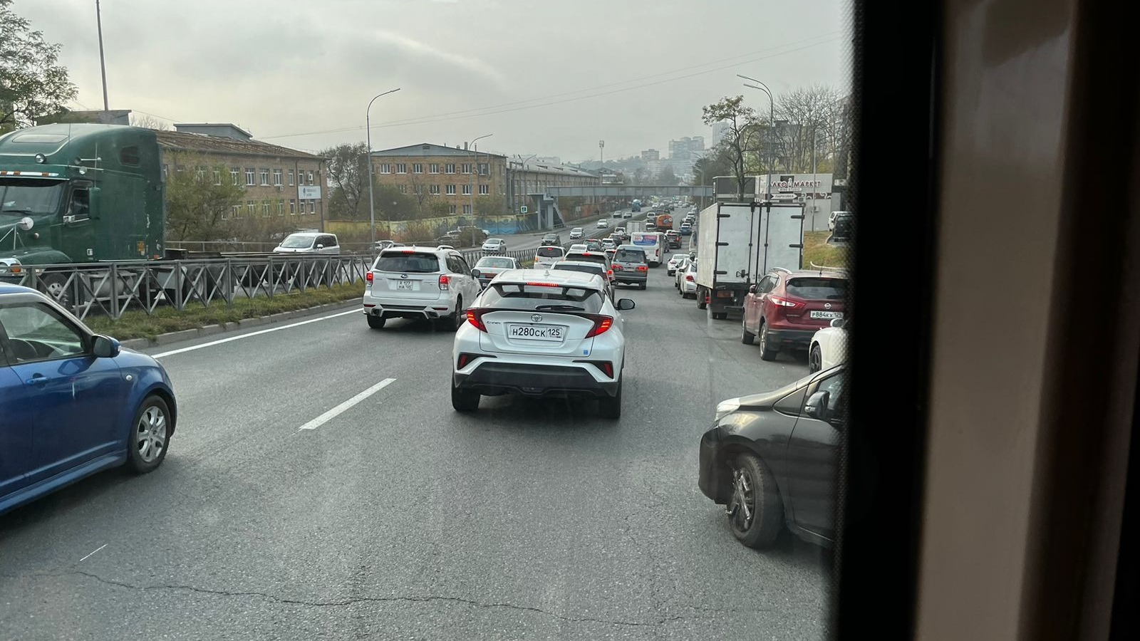 Во Владивостоке собралась большая пробка из-за ДТП с фурой