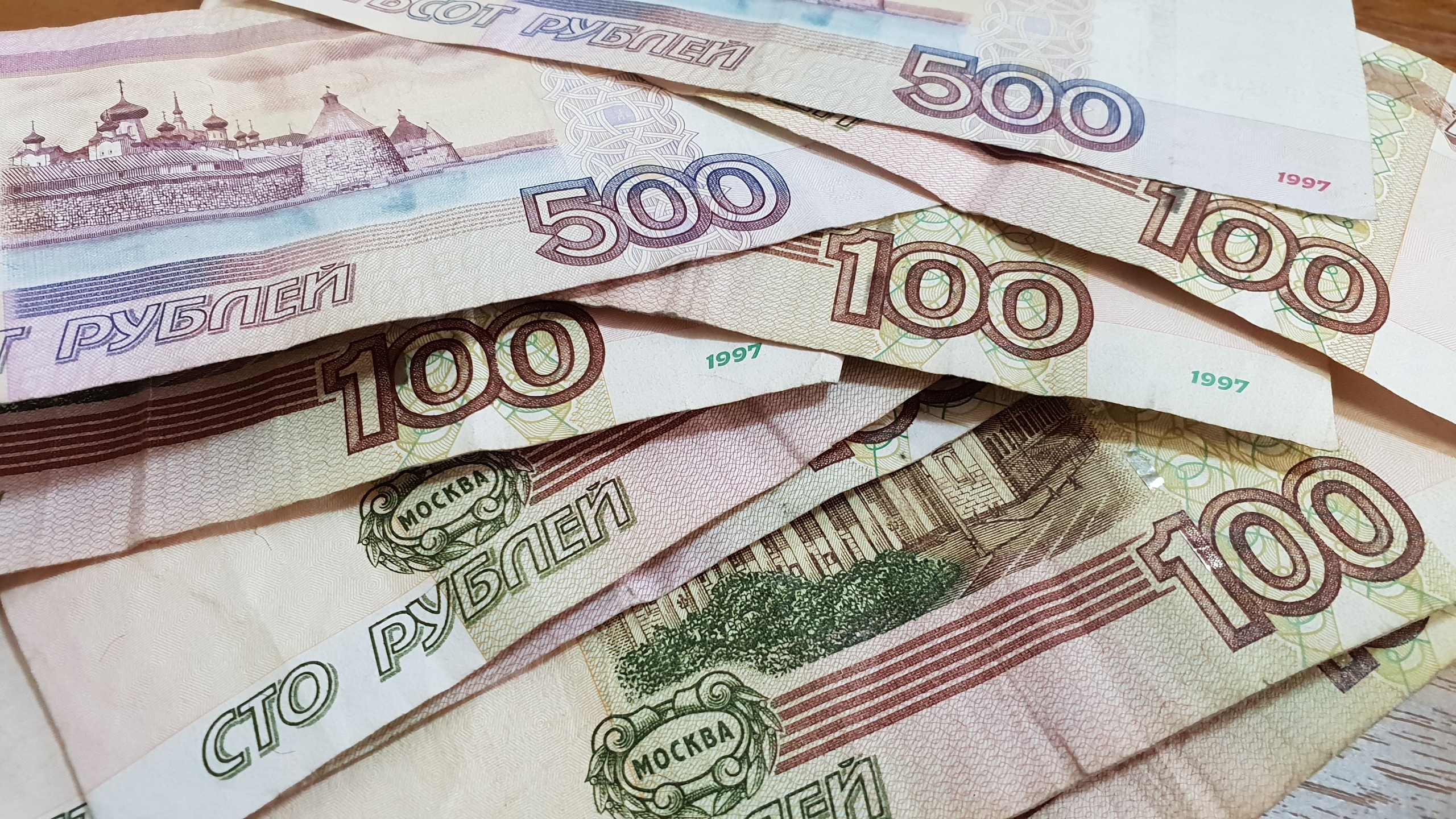 В какой сфере нужно работать, чтобы получать больше 100 тысяч рублей?