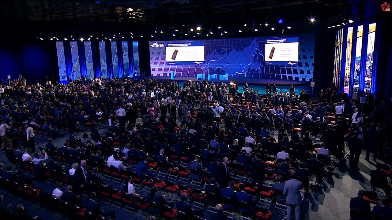 Владимир Путин поприветствовал участников пленарного заседания на ВЭФ-2023