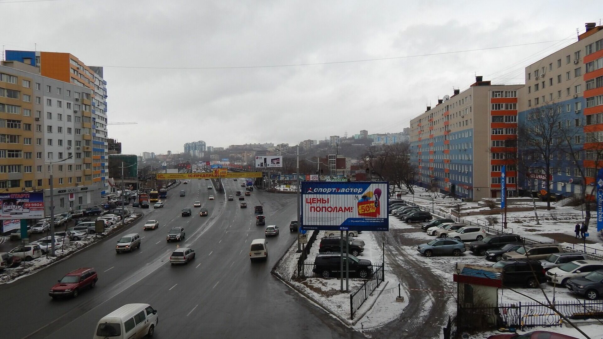 Три автомобиля попали в ДТП во Владивостоке из-за льда на дороге