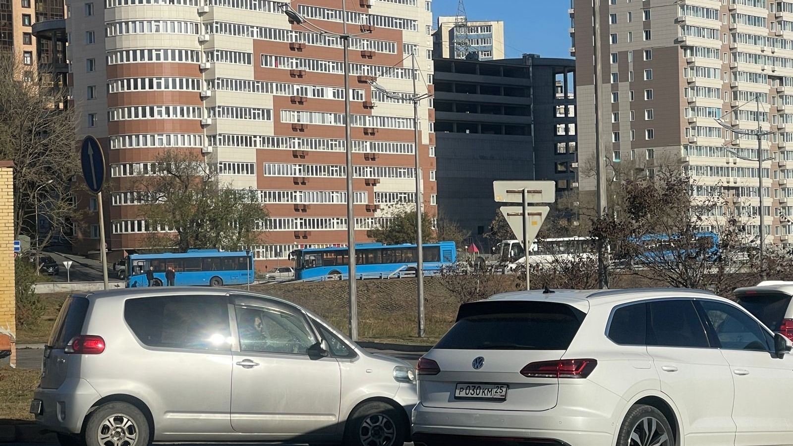 Транспортный коллапс произошёл на одной из улиц во Владивостоке