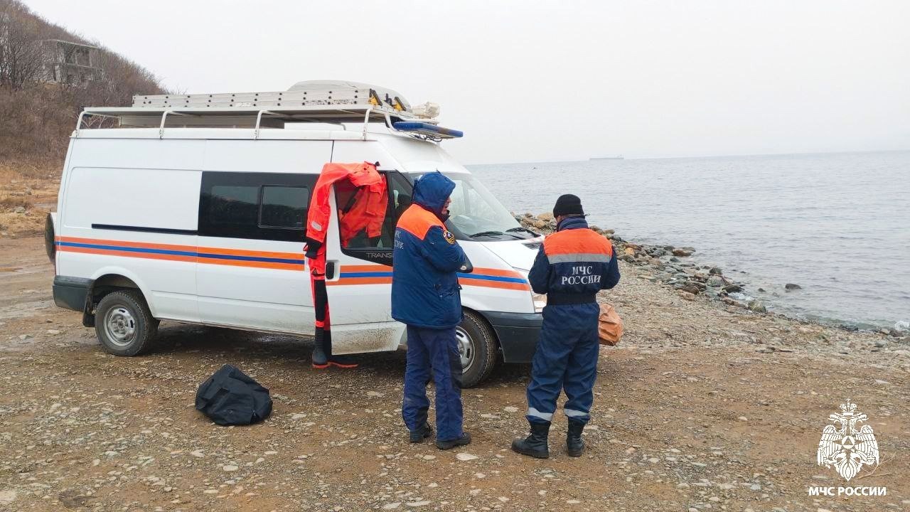 Спасатели МЧС России оказали помощь пострадавшим рыбакам в Приморье