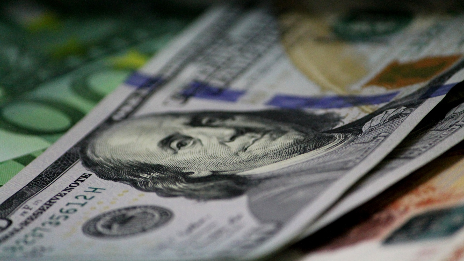 Курс доллара в Приморье опустился до 80 рублей